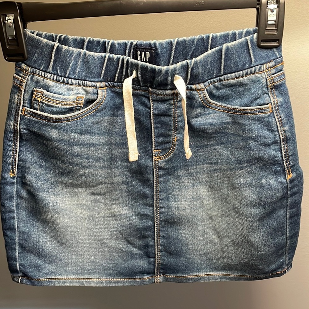 Barely worn GAP kid’s blue jean skirt with elastic waist. Size medium (8-9).